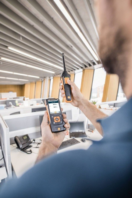 Комплект Testo 400 для оценки качества воздуха и уровня комфорта в помещении со стойкой